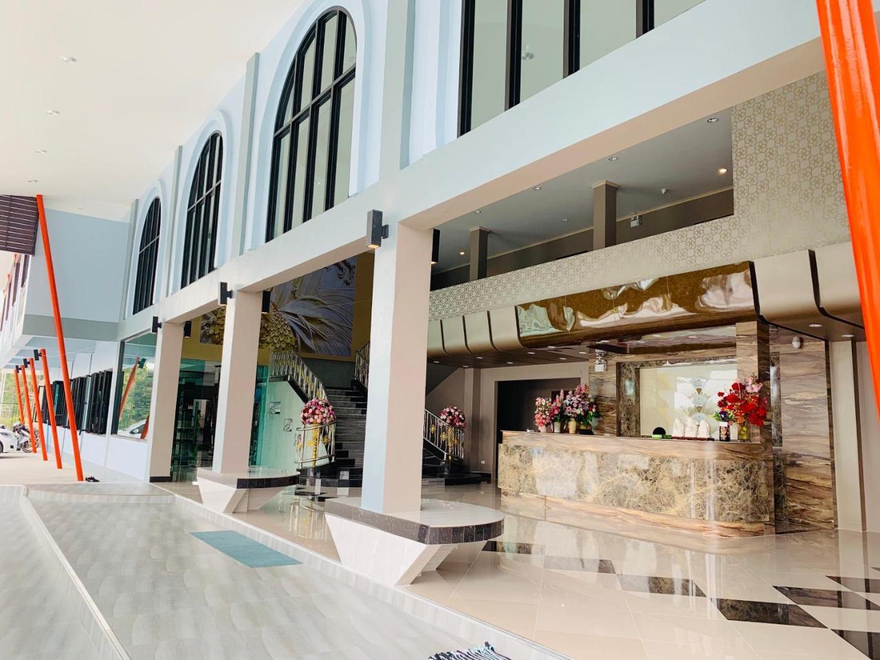 โรงแรมมาลินี Szurin Kültér fotó